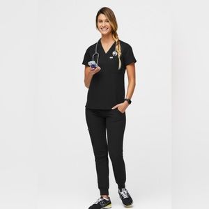 Black Figs set
Catarina one pocket top, high waisted Zamora jogger pants